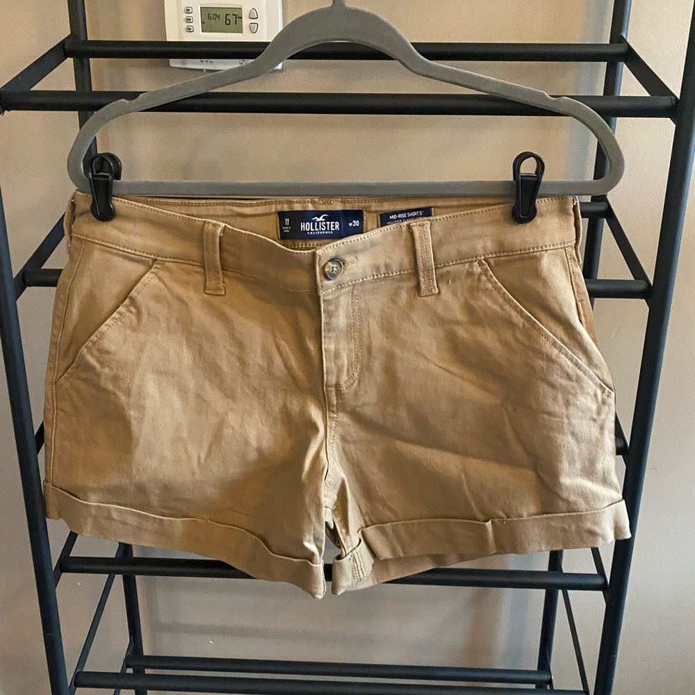 5” Khaki Mid-rise Hollister Shorts